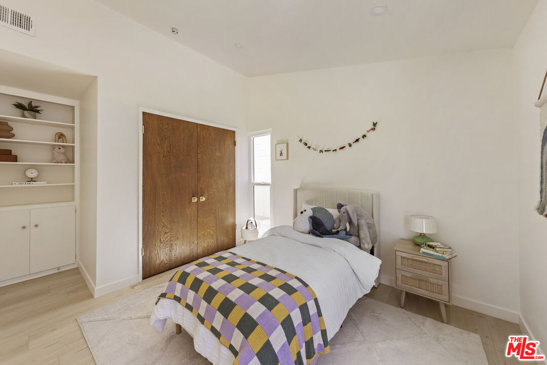 20523 Tiara St, Woodland Hills