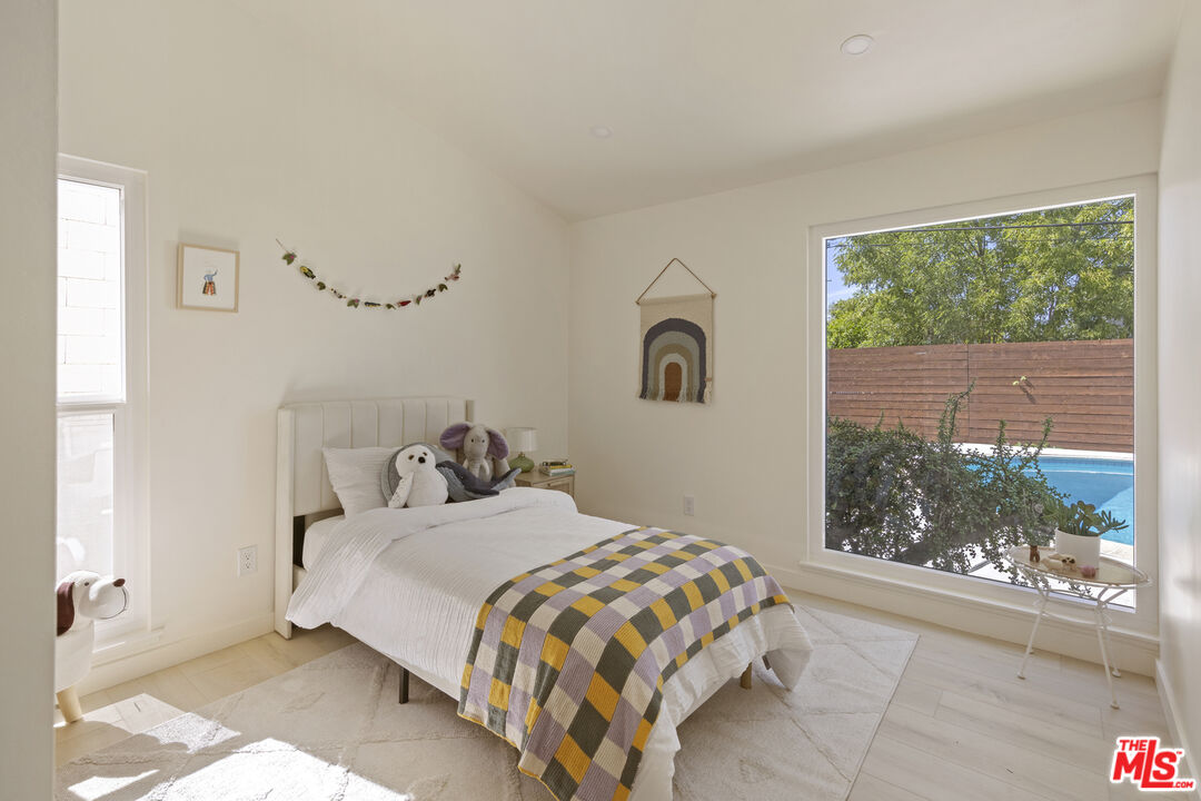 20523 Tiara St, Woodland Hills