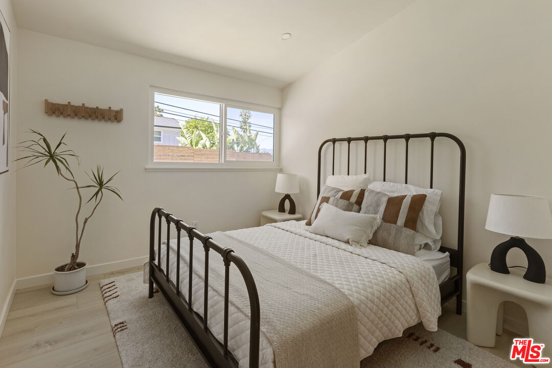 20523 Tiara St, Woodland Hills