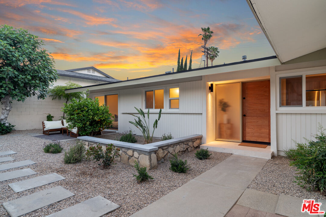 20523 Tiara St, Woodland Hills