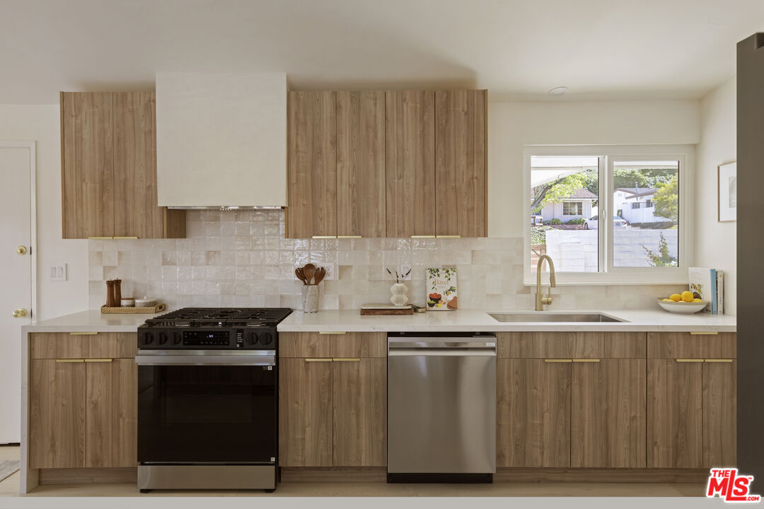 20523 Tiara St, Woodland Hills