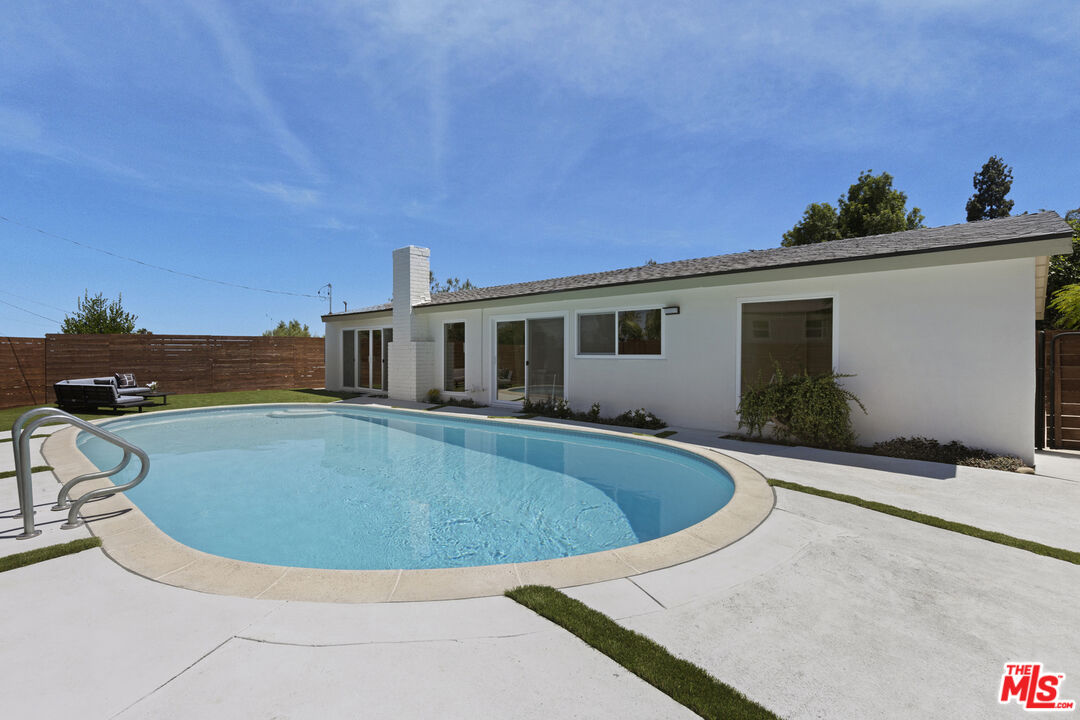 20523 Tiara St, Woodland Hills