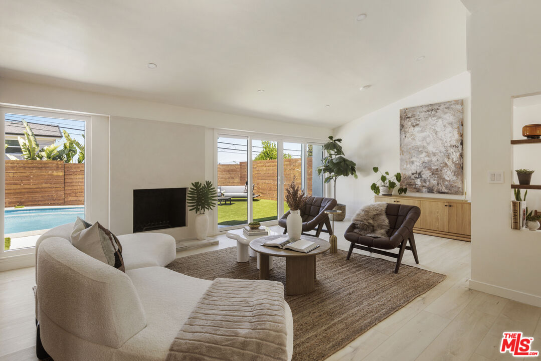 20523 Tiara St, Woodland Hills