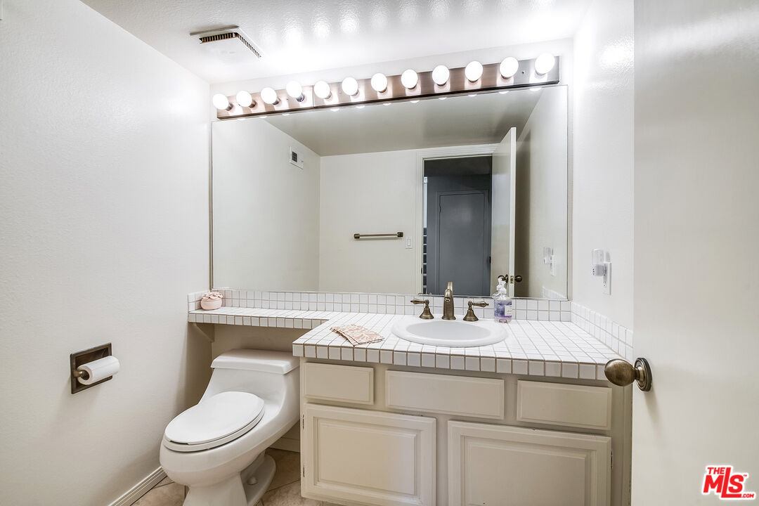 18731 Hatteras St Unit: 26, Tarzana