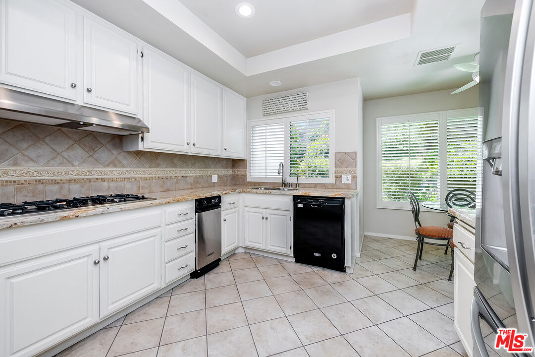 18731 Hatteras St Unit: 26, Tarzana