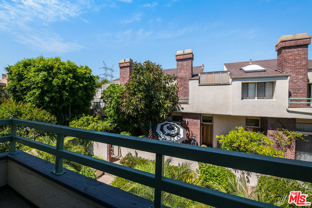 18731 Hatteras St Unit: 26, Tarzana