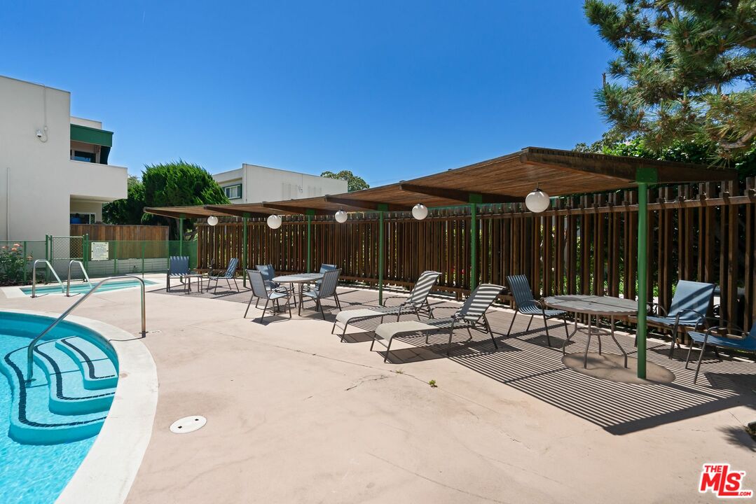 11121 Queensland St Unit: D31