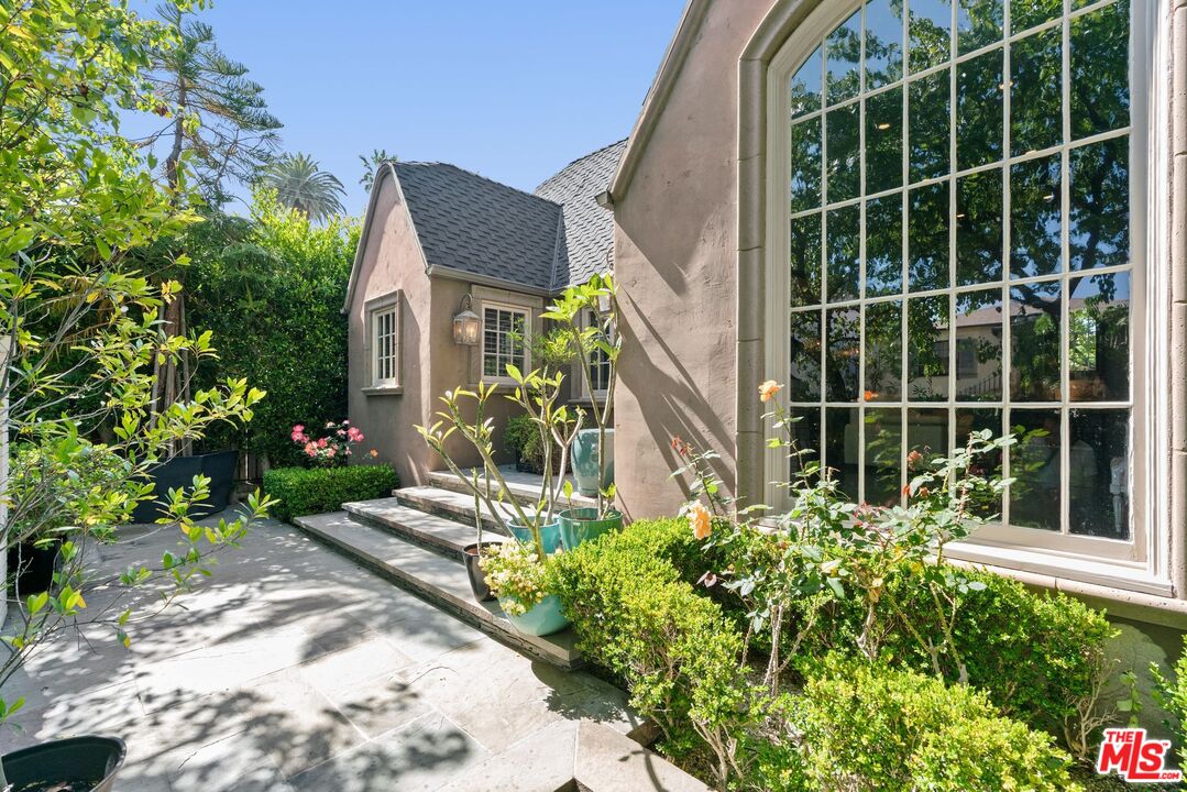 9053 Elevado St, West Hollywood