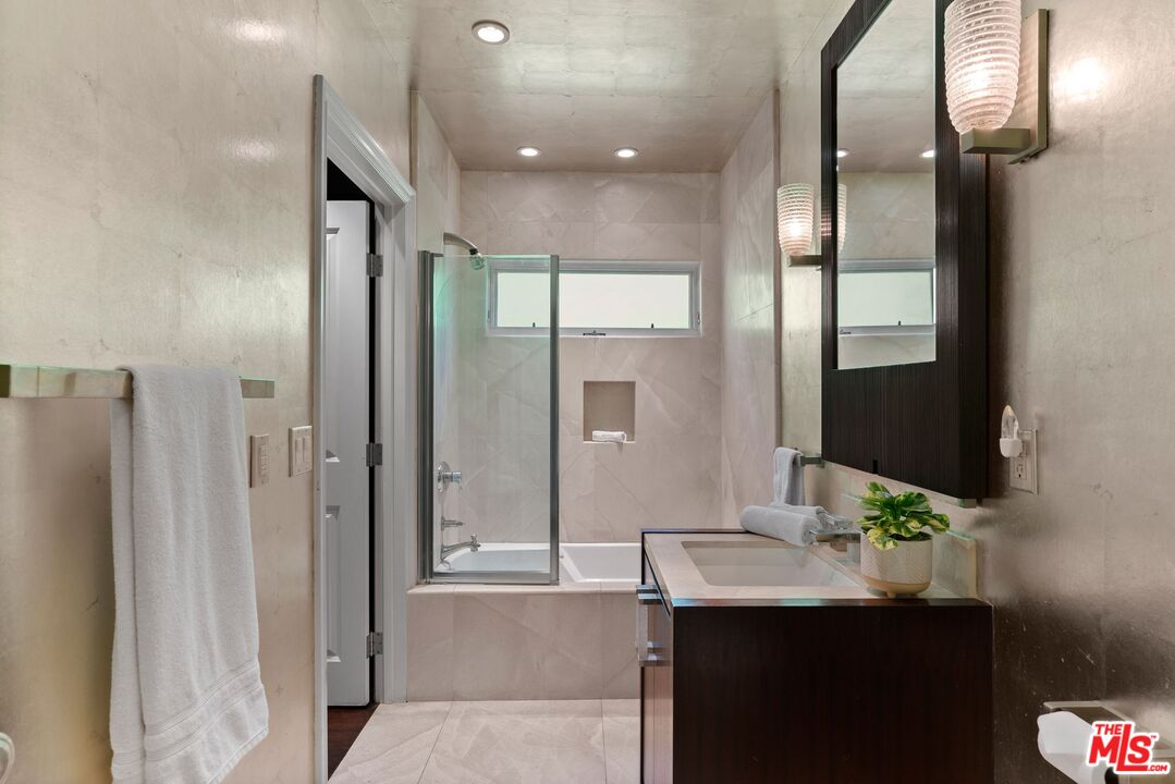 9053 Elevado St, West Hollywood