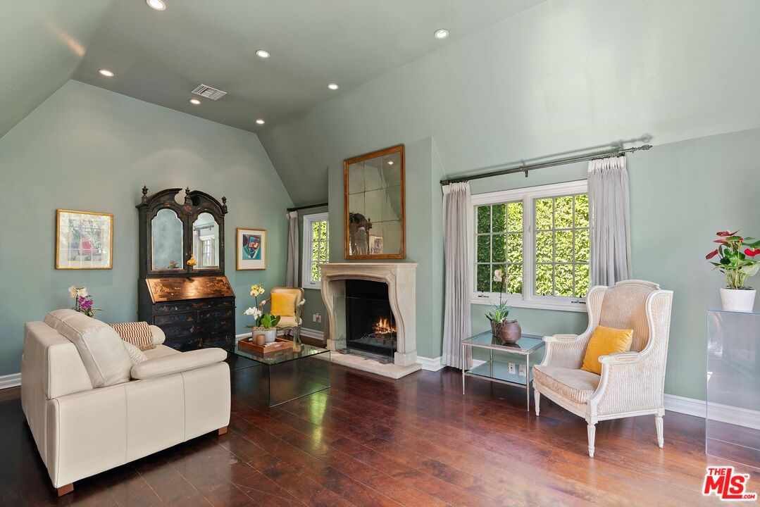 9053 Elevado St, West Hollywood