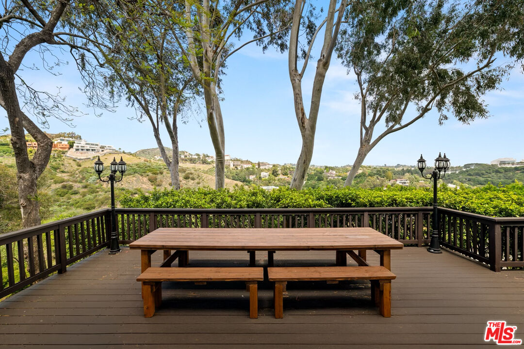 1018 N Tigertail Rd, Brentwood