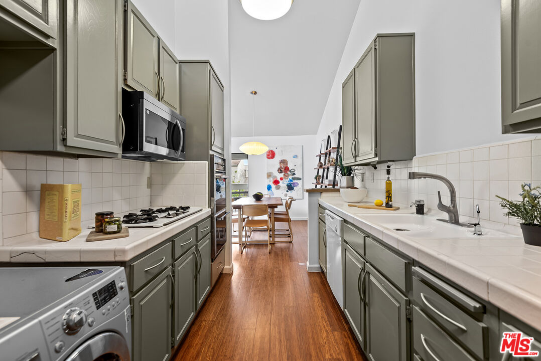 1887 Greenfield Ave Unit: 303
