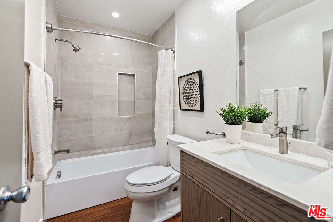 1887 Greenfield Ave Unit: 303