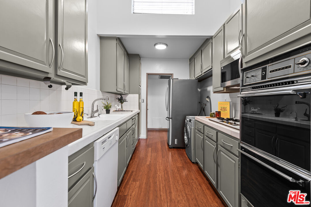 1887 Greenfield Ave Unit: 303