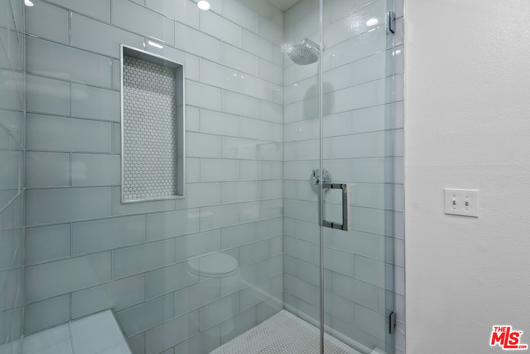 1887 Greenfield Ave Unit: 303