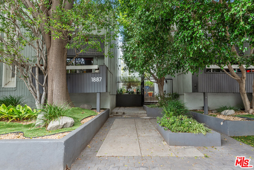 1887 Greenfield Ave Unit: 303