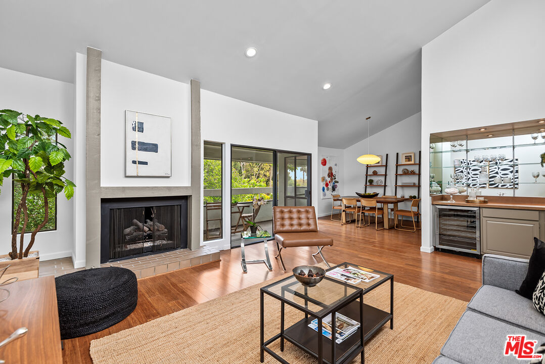 1887 Greenfield Ave Unit: 303
