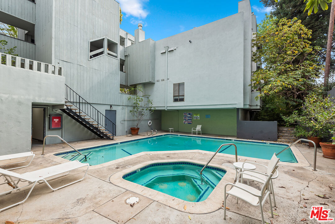 1887 Greenfield Ave Unit: 303