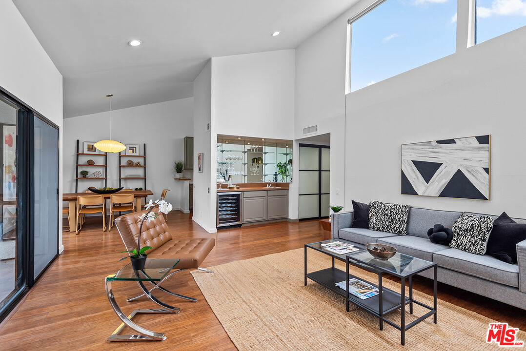 1887 Greenfield Ave Unit: 303