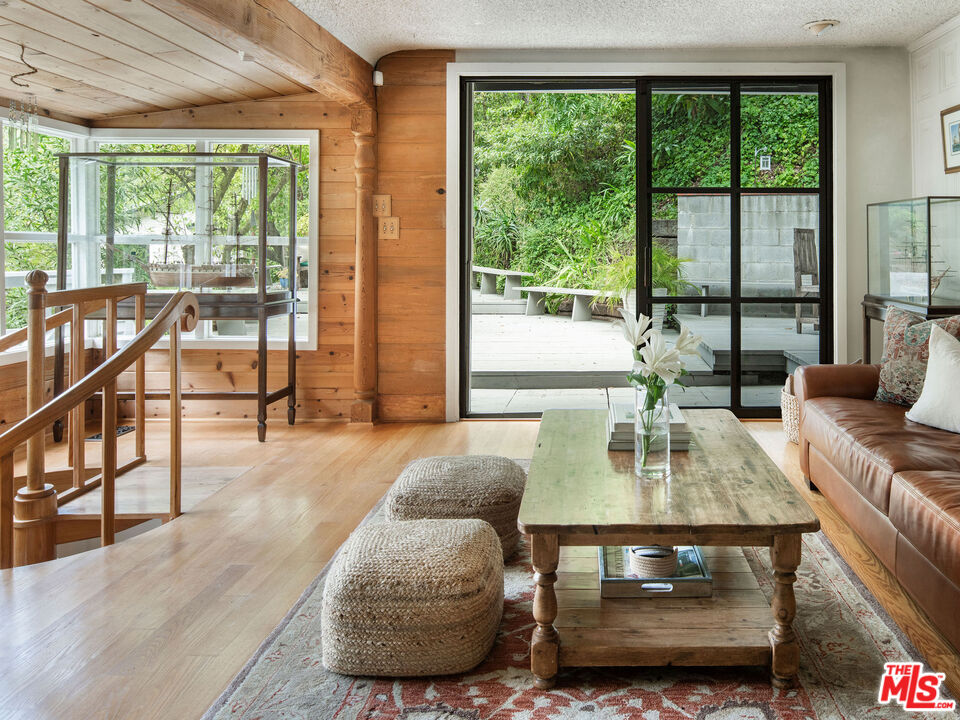 8162 Kirkwood Dr, Hollywood HIlls