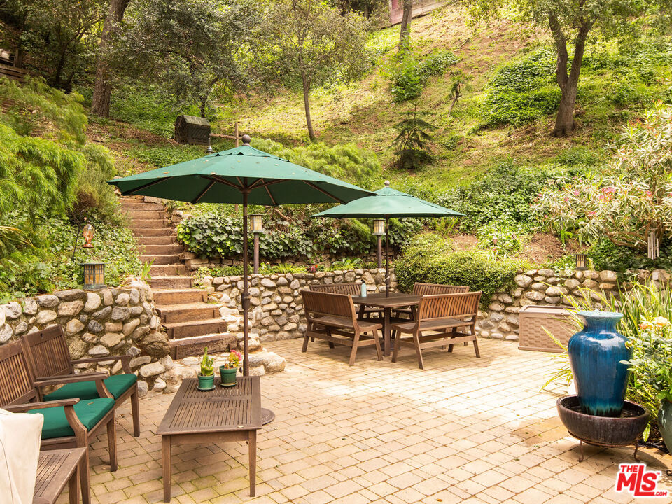 8162 Kirkwood Dr, Hollywood HIlls