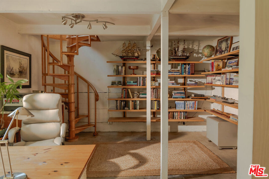 8162 Kirkwood Dr, Hollywood HIlls