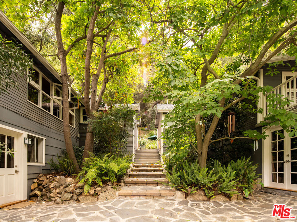 8162 Kirkwood Dr, Hollywood HIlls