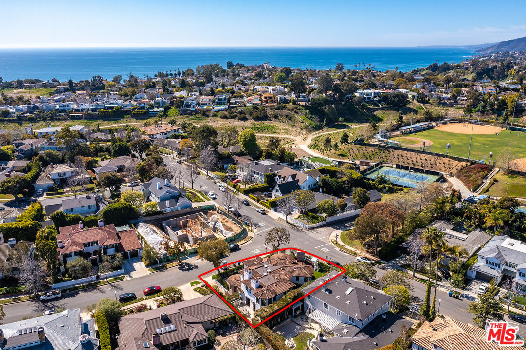 700 Alma Real Dr, Pacific Palisades