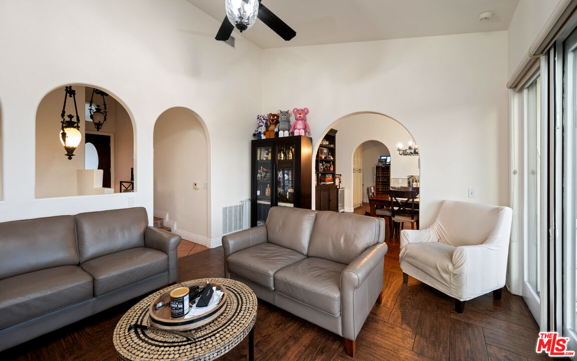 6420 Quebec Dr, Hollywood Hills