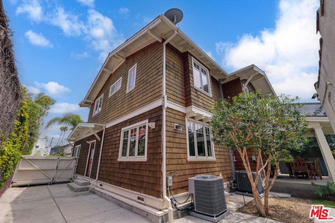 933 W Venezia Ave, Venice 