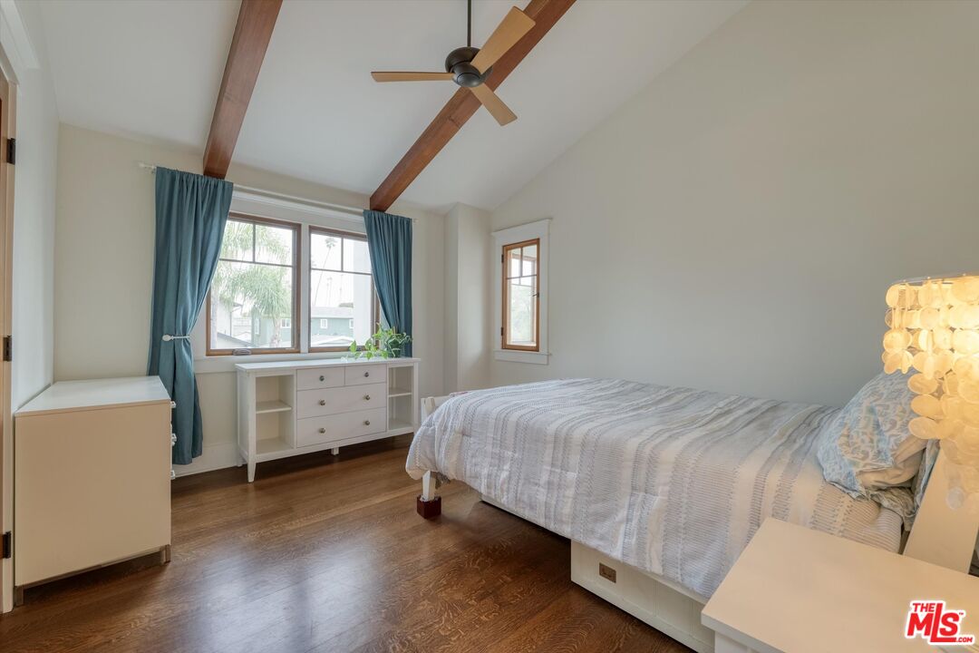 933 W Venezia Ave, Venice 