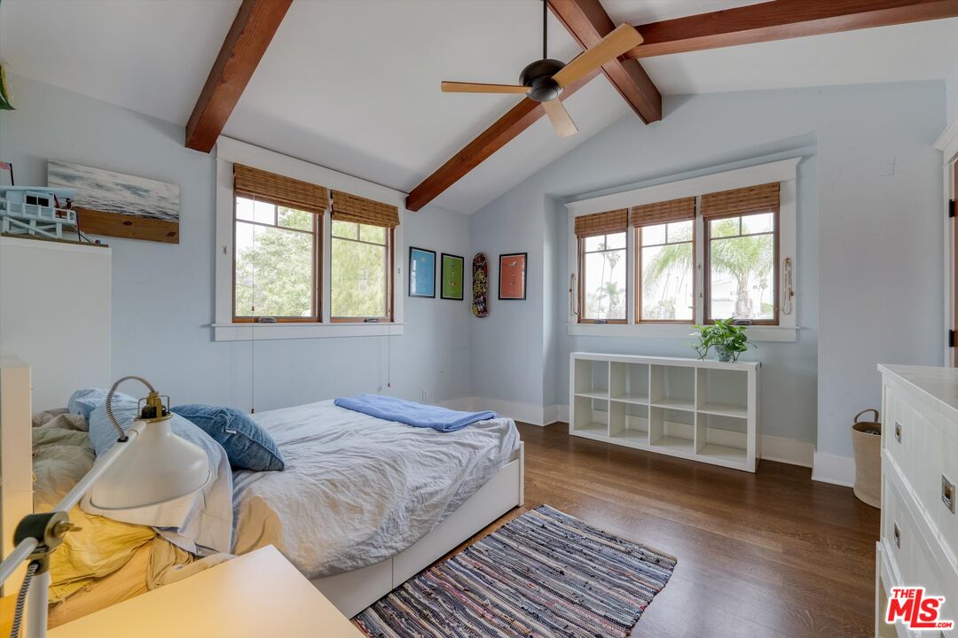 933 W Venezia Ave, Venice 