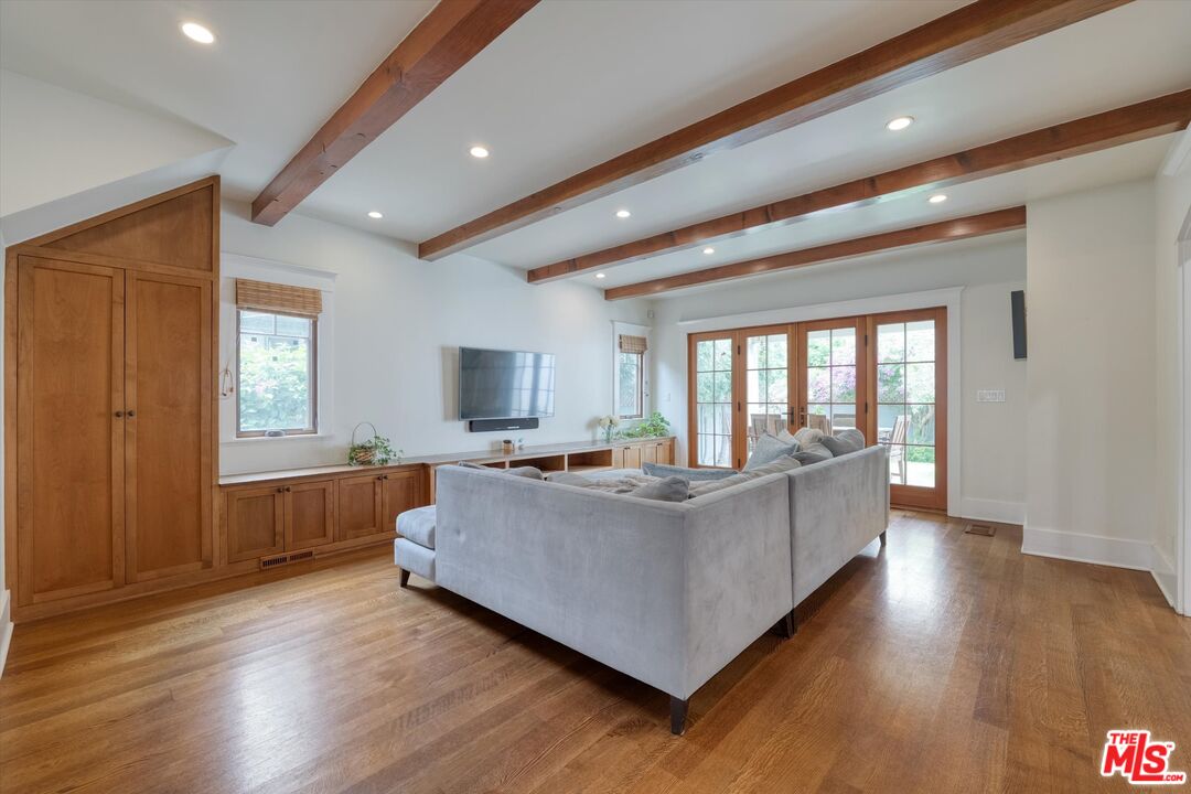 933 W Venezia Ave, Venice 