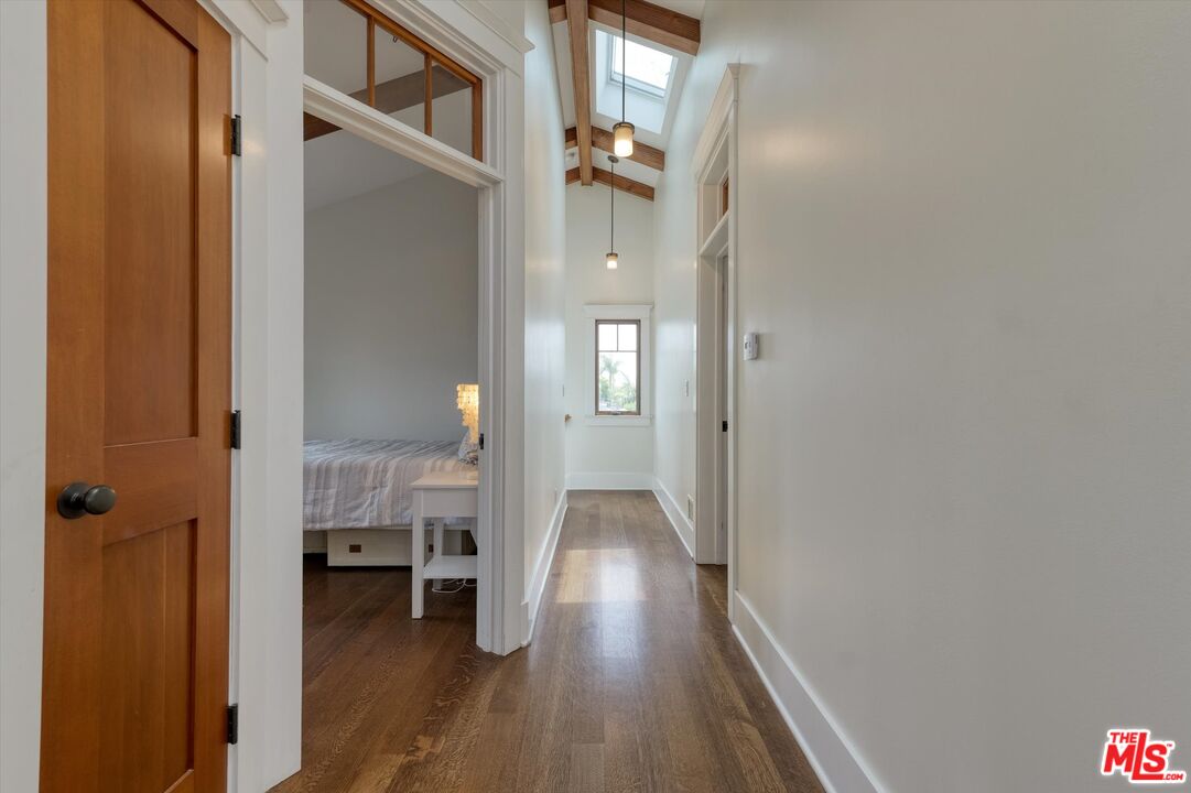 933 W Venezia Ave, Venice 