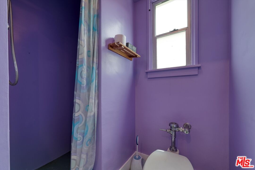 933 W Venezia Ave, Venice 