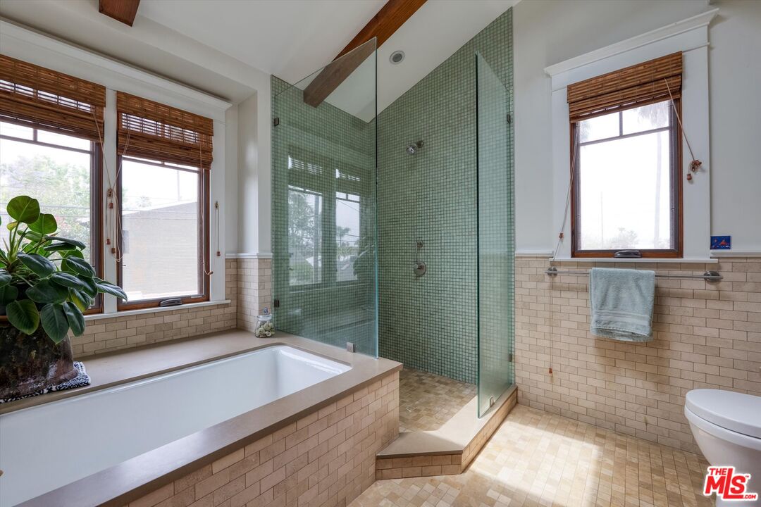 933 W Venezia Ave, Venice 