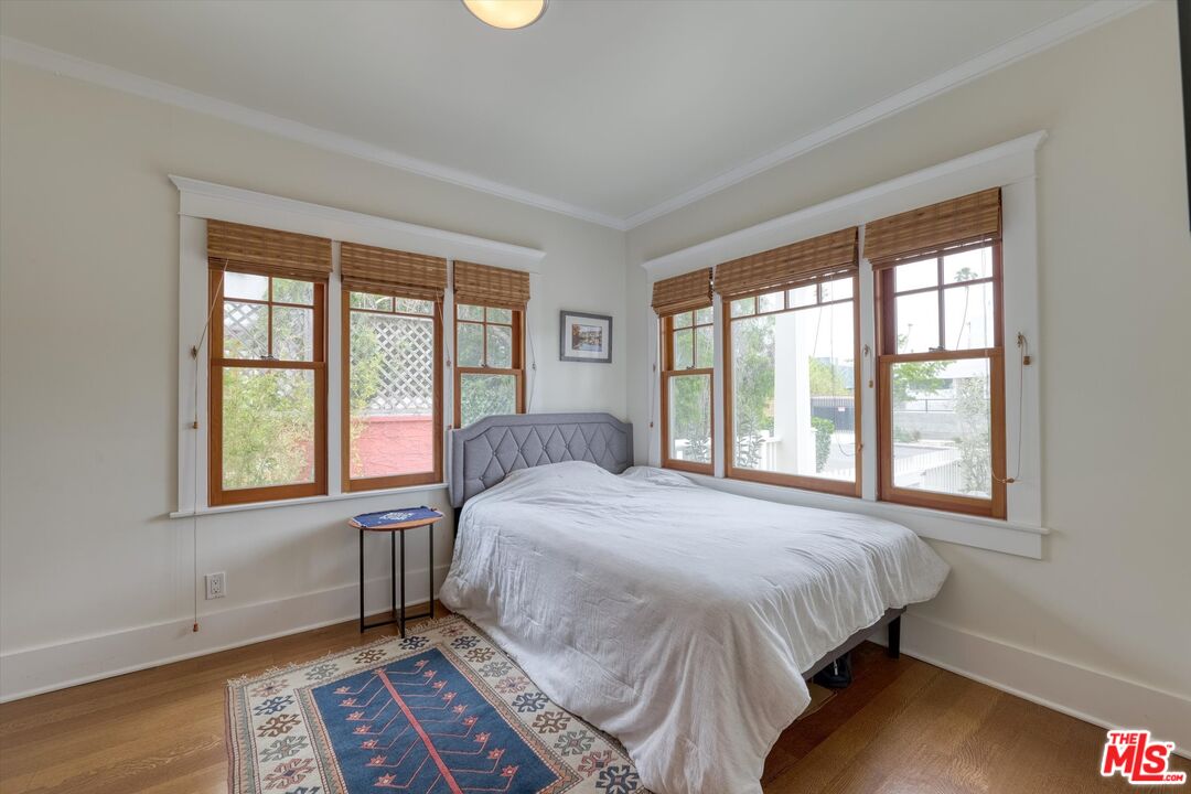 933 W Venezia Ave, Venice 