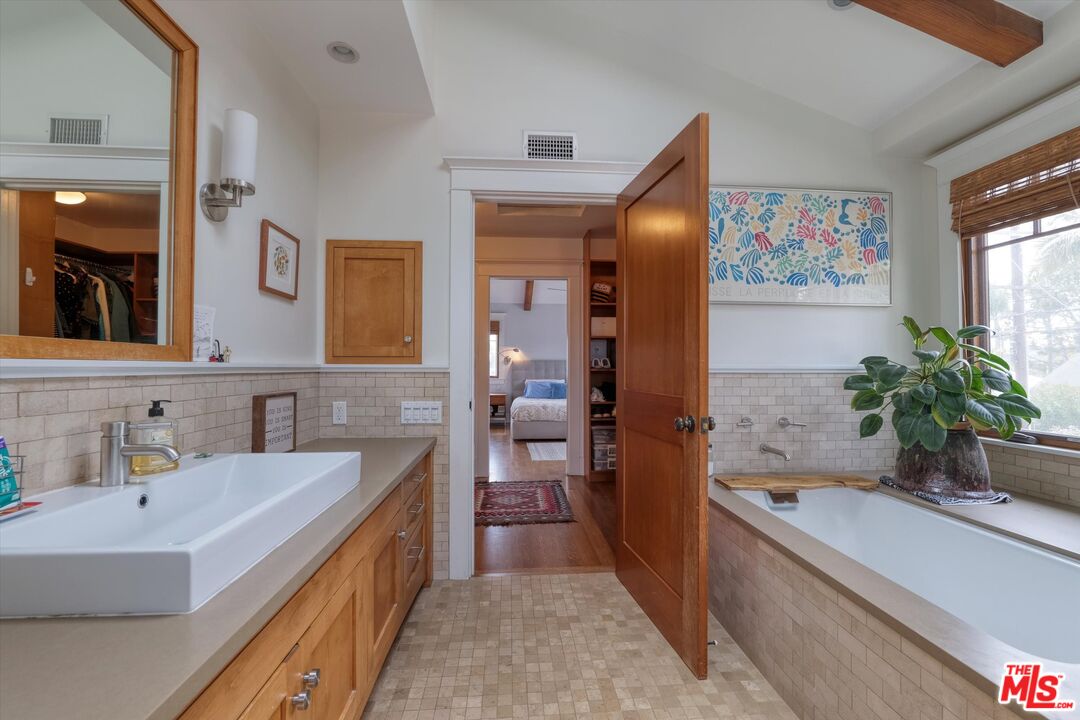 933 W Venezia Ave, Venice 