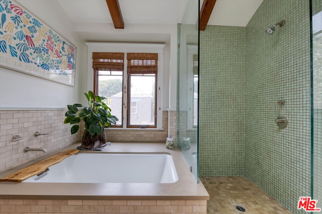 933 W Venezia Ave, Venice 