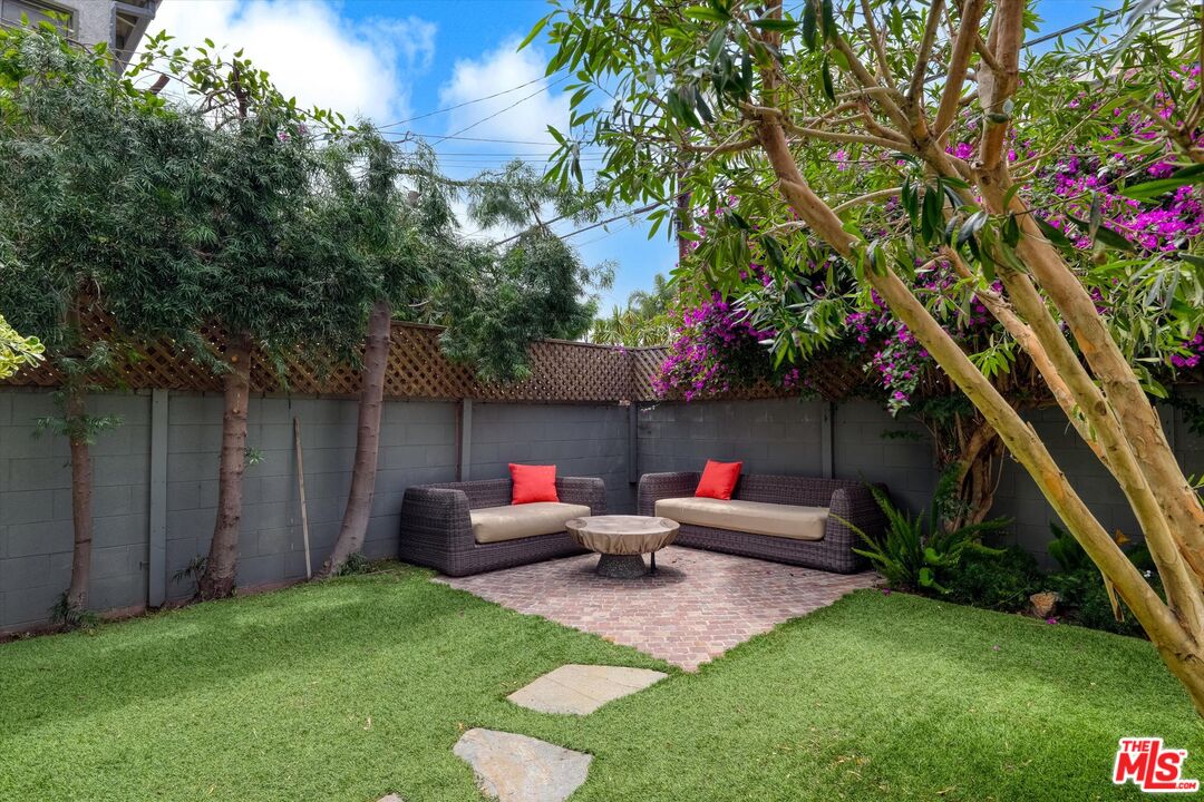 933 W Venezia Ave, Venice 