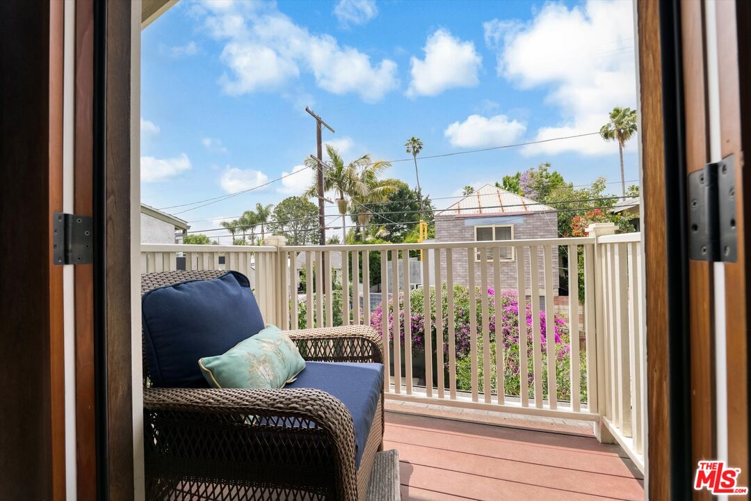 933 W Venezia Ave, Venice 