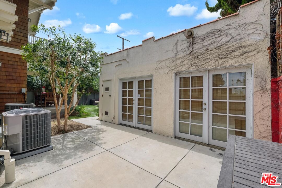 933 W Venezia Ave, Venice 