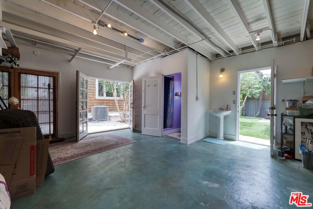 933 W Venezia Ave, Venice 