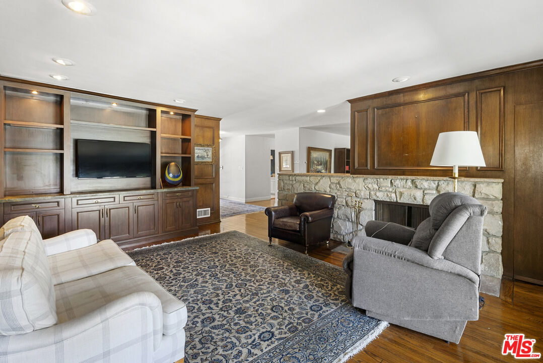 717 N Alta Dr, Beverly Hills
