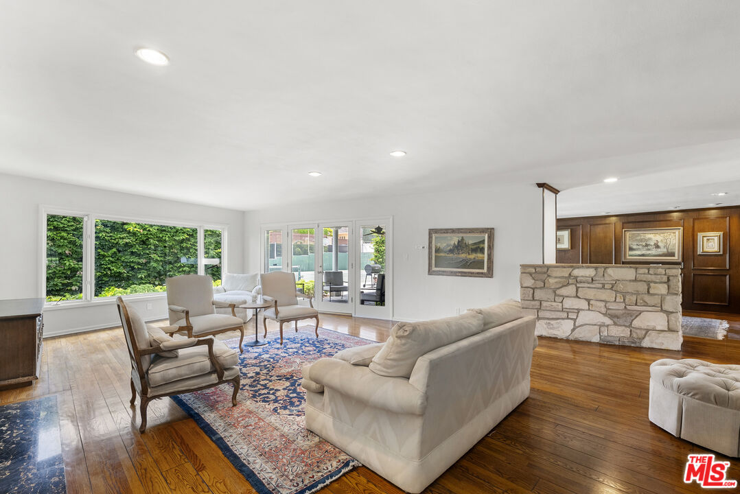 717 N Alta Dr, Beverly Hills