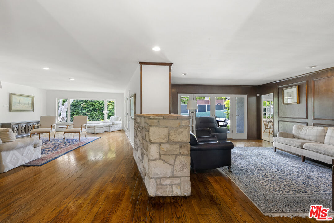 717 N Alta Dr, Beverly Hills