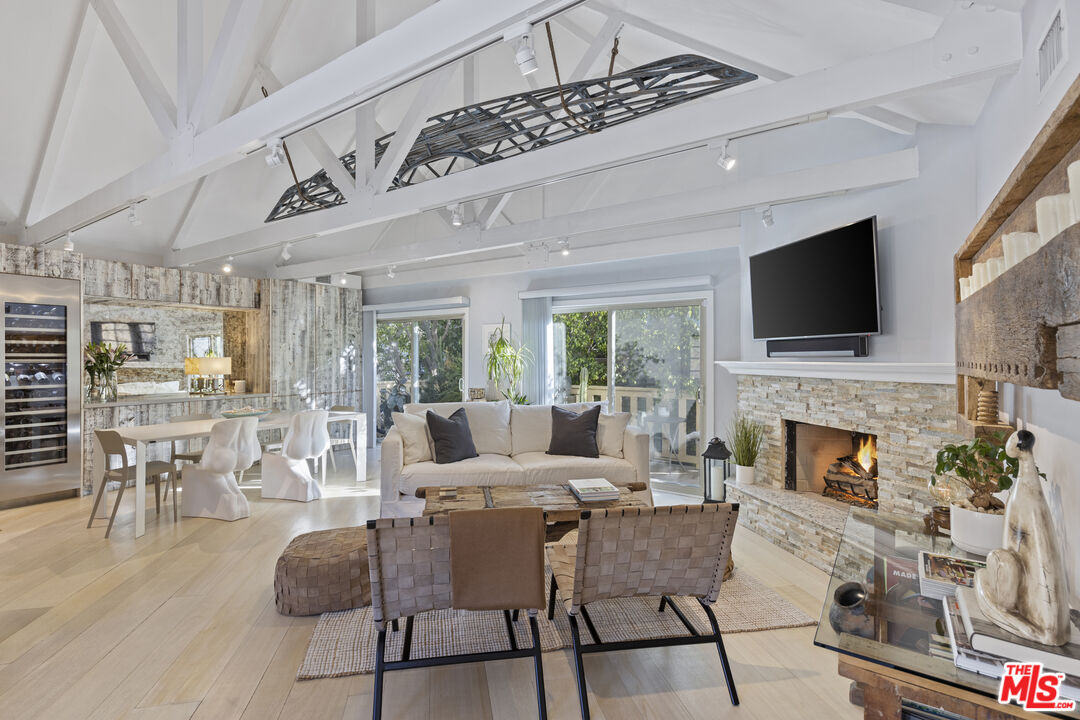 1362 Palisades Beach Rd, Santa Monica