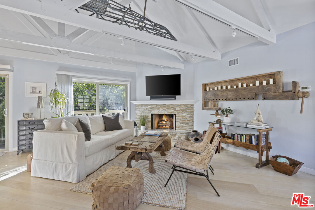 1362 Palisades Beach Rd, Santa Monica