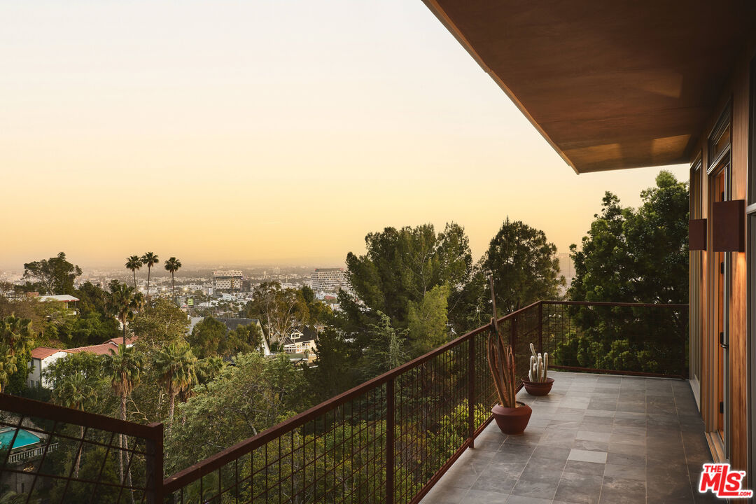 5698 Holly Oak Dr, Los Feliz