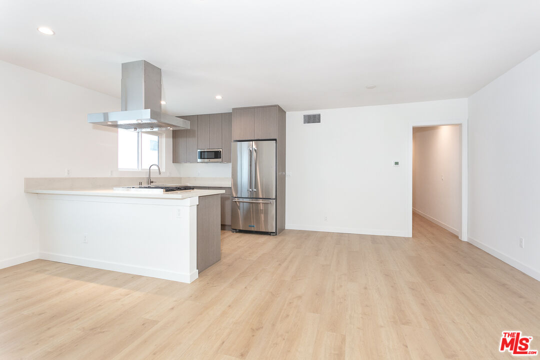 955 N Croft Ave Unit: 5